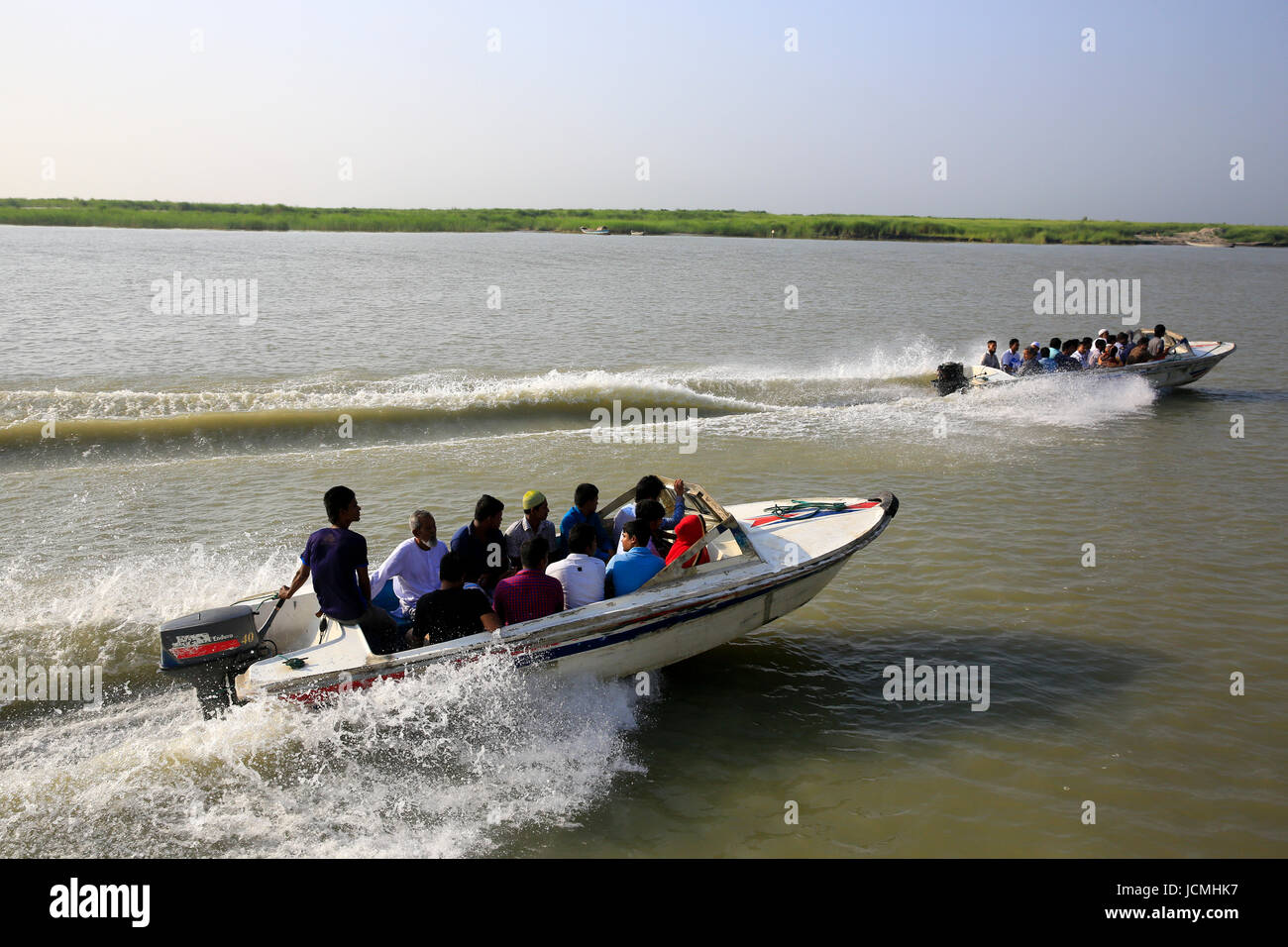 Persone attraversano il fiume Padma su motoscafi sul percorso Maowa-Kaorhakandi senza mettere giubbotti di salvataggio. Munshiganj, Bangladesh Foto Stock