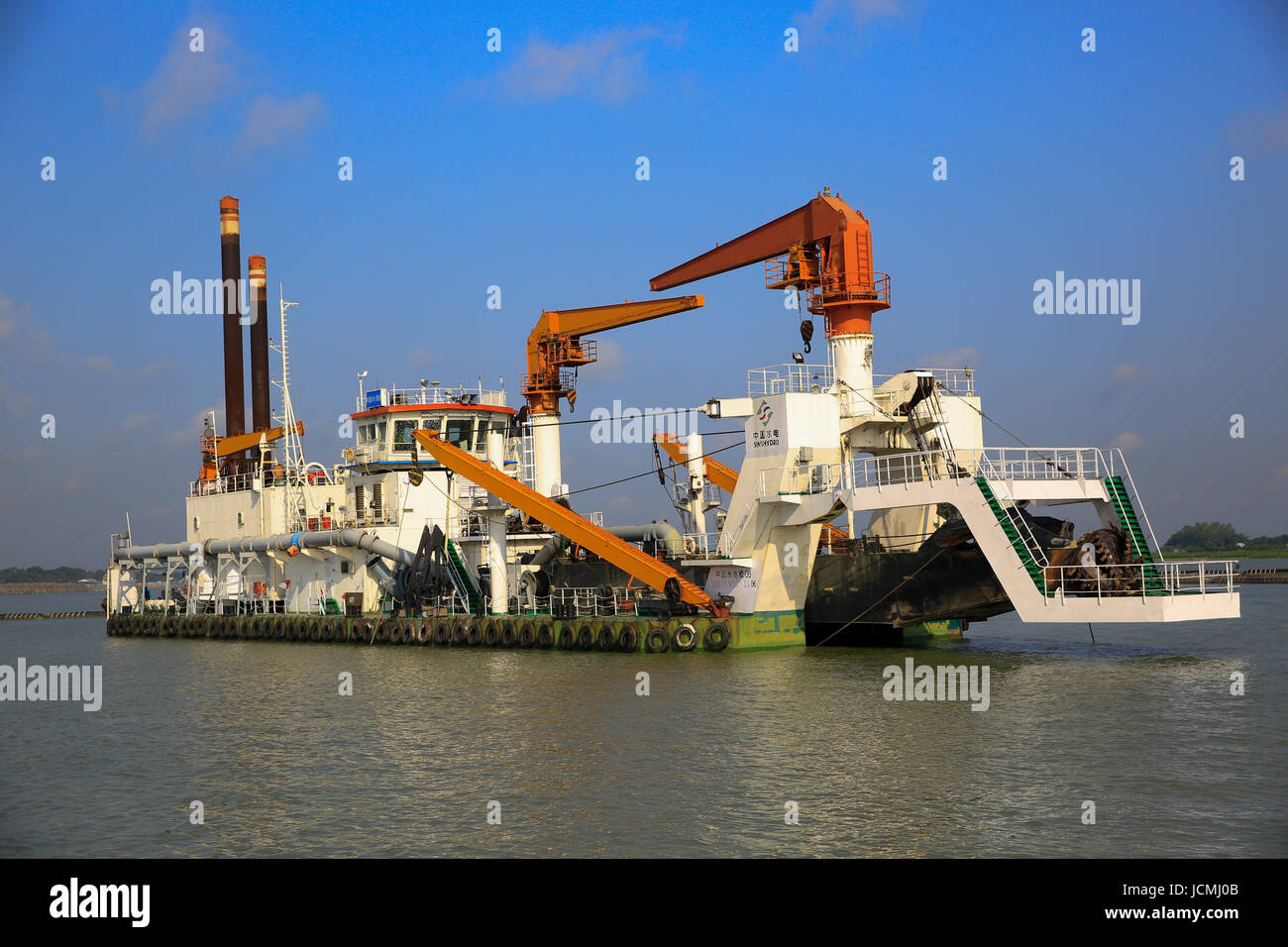 Recipiente di dragaggio lavorando sul fiume Padma. Faridpur, Bangladesh Foto Stock