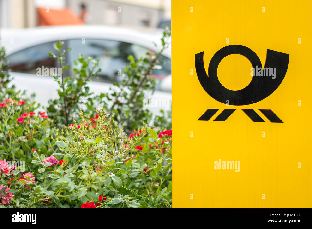 Giallo tedesco post box vicino a partire dal lato Foto Stock