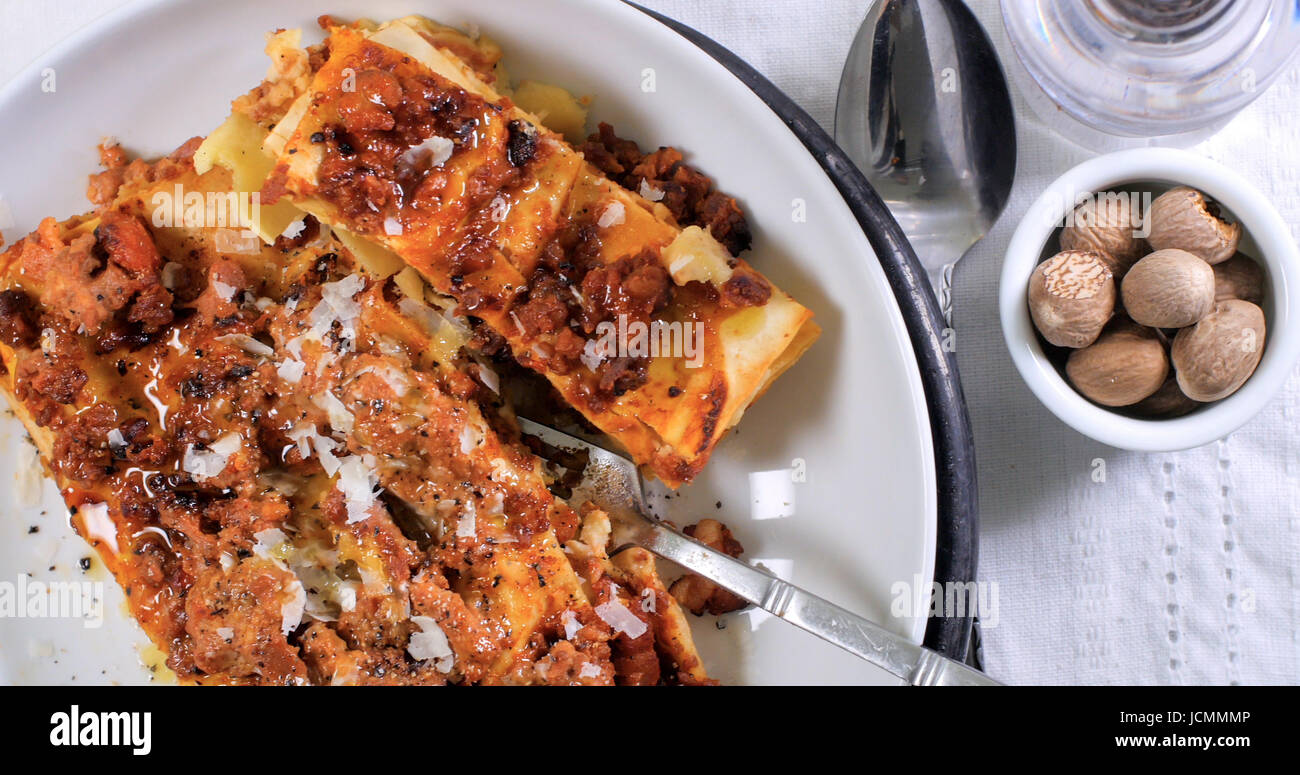 Vista dall'alto in basso di deliziose steamy lasagne in salsa bolognese (pasta) Foto Stock