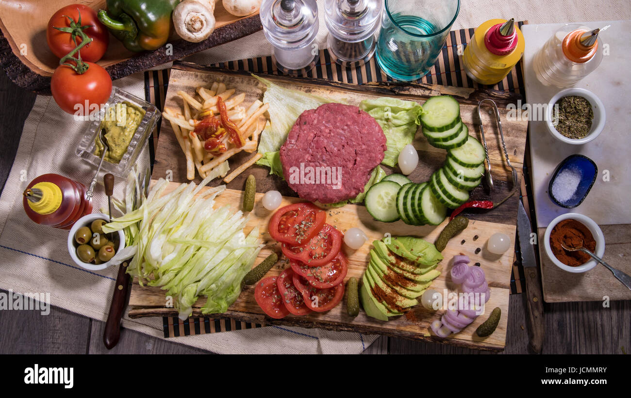 Vista dall'alto in basso di un delizioso cheeseburger con Patatine fritte e insalata mista Foto Stock