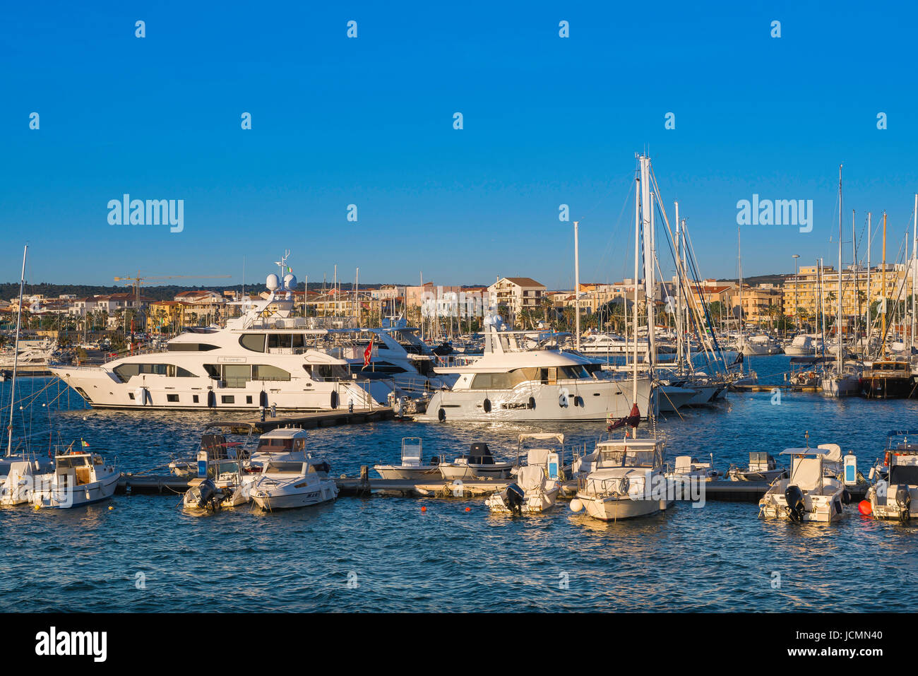 Alghero Sardegna Porto, yacht e barche da diporto ormeggiata in porto turistico lungo il porto di Alghero Sardegna settentrionale. Foto Stock