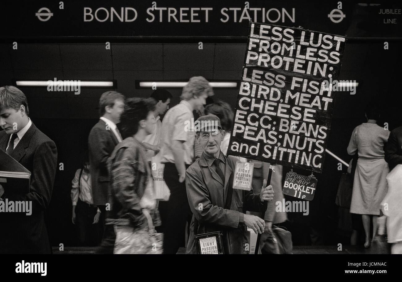 Stanley verde, la proteina uomo che porta il suo striscione in Oxford Street, Londra nei primi anni ottanta Foto Stock