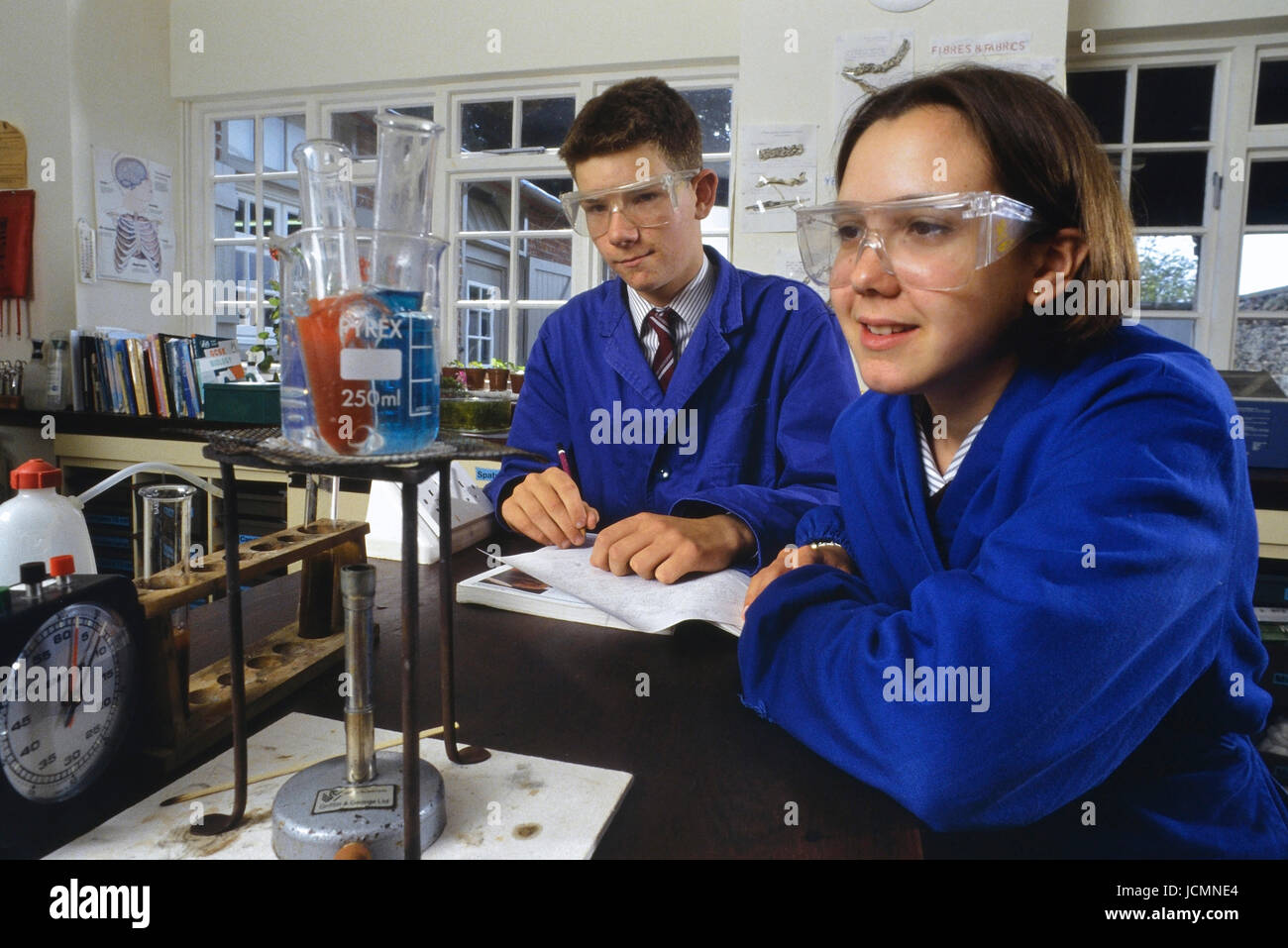 Scuola lezione di chimica. In Inghilterra. Regno Unito Foto Stock