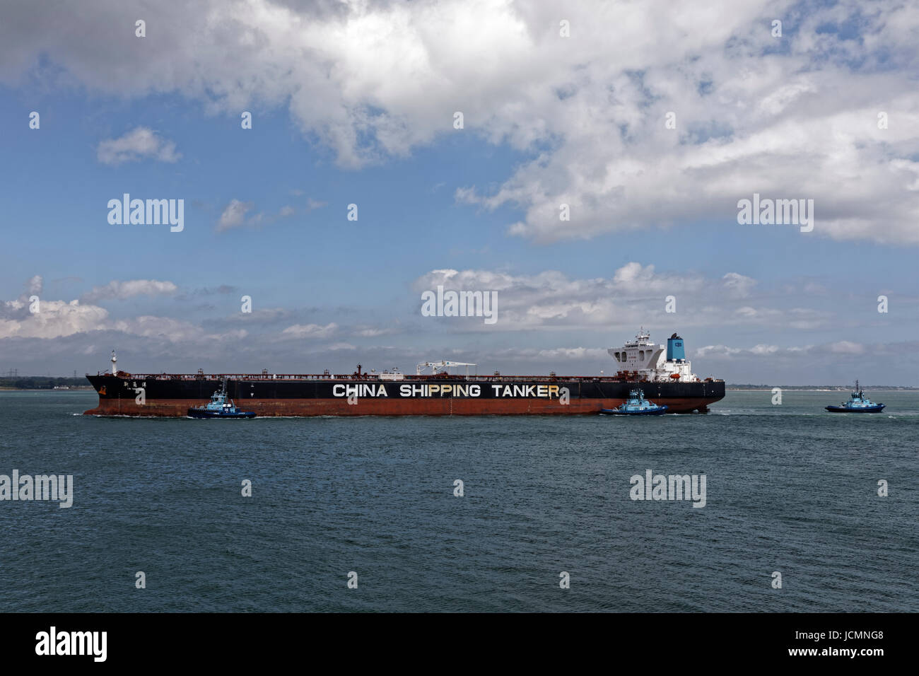 Cina Spedizioni Tanker Xin Yong Yang scortati attraverso Southampton acqua per la raffineria Esso da Solent rimorchio flotta rimorchiatori Apec Phenix e Lomax Foto Stock