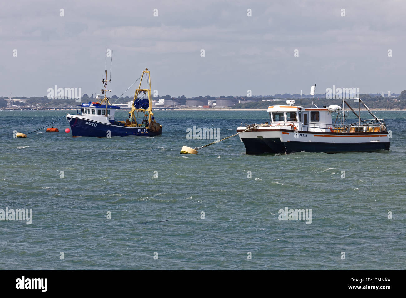 Nereida catamarano & Hampshire consigli di contea di barca di lavoro per gli studi nel campo & trawler sessioni al fianco di ispirazione SU10 un peschereccio di lavoro Foto Stock