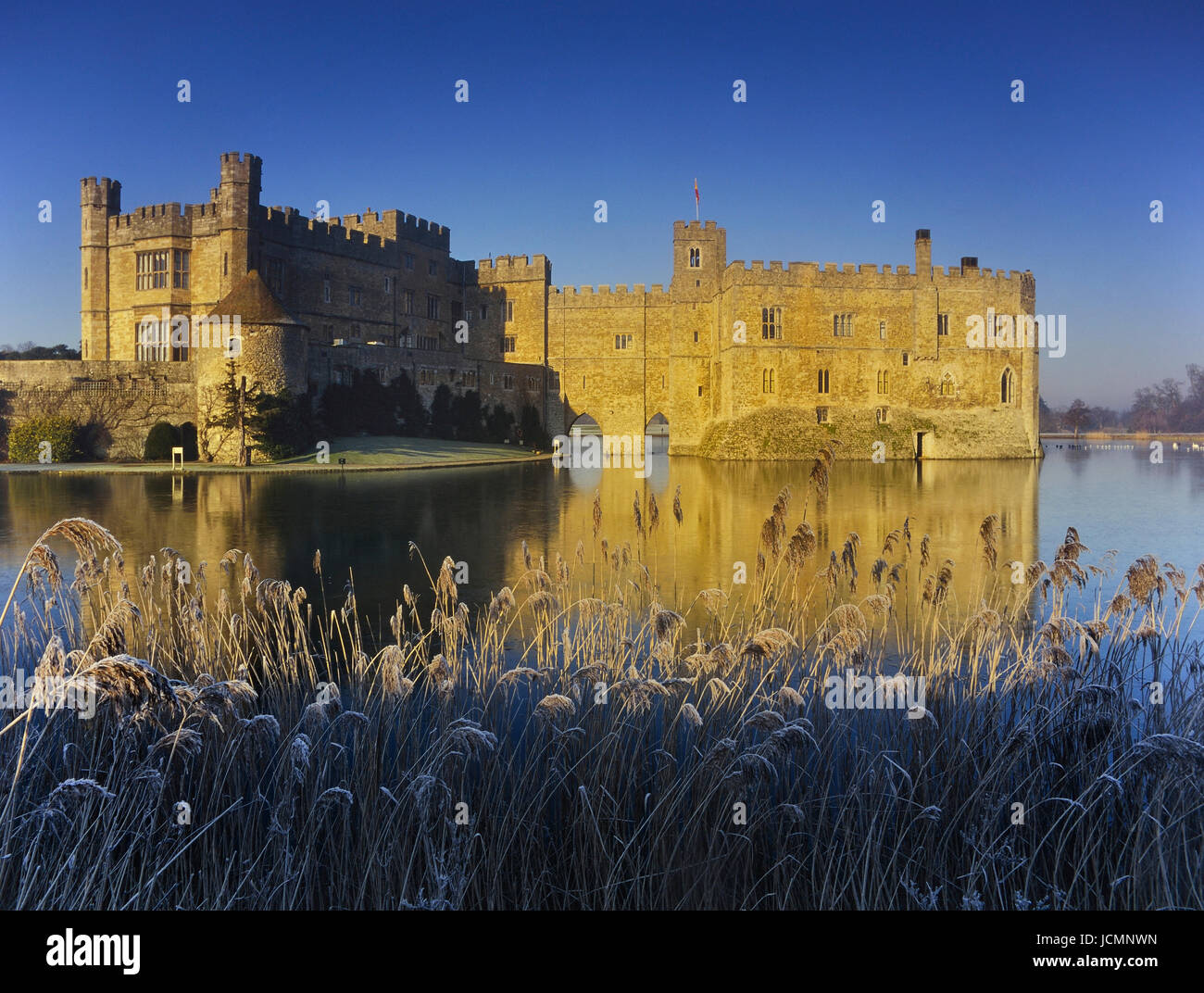 Frosty mattina presso il Castello di Leeds. Kent. In Inghilterra. Regno Unito Foto Stock