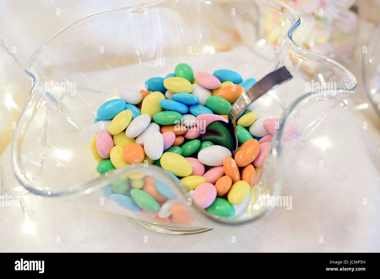 Ciotola di vetro di confetti al ricevimento di nozze Foto Stock