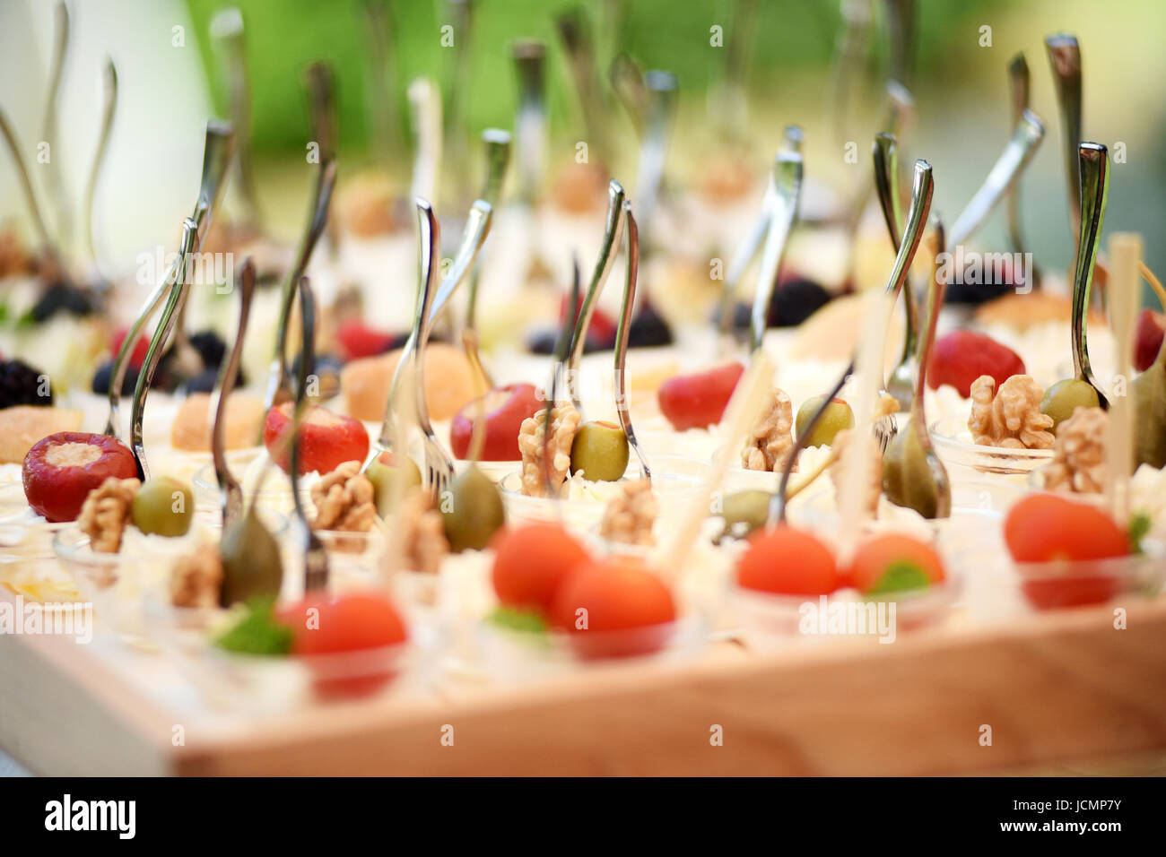 Close-up basso angolo di vassoio con finger food consiste di olive fresche, le noci e le ciliegie Foto Stock