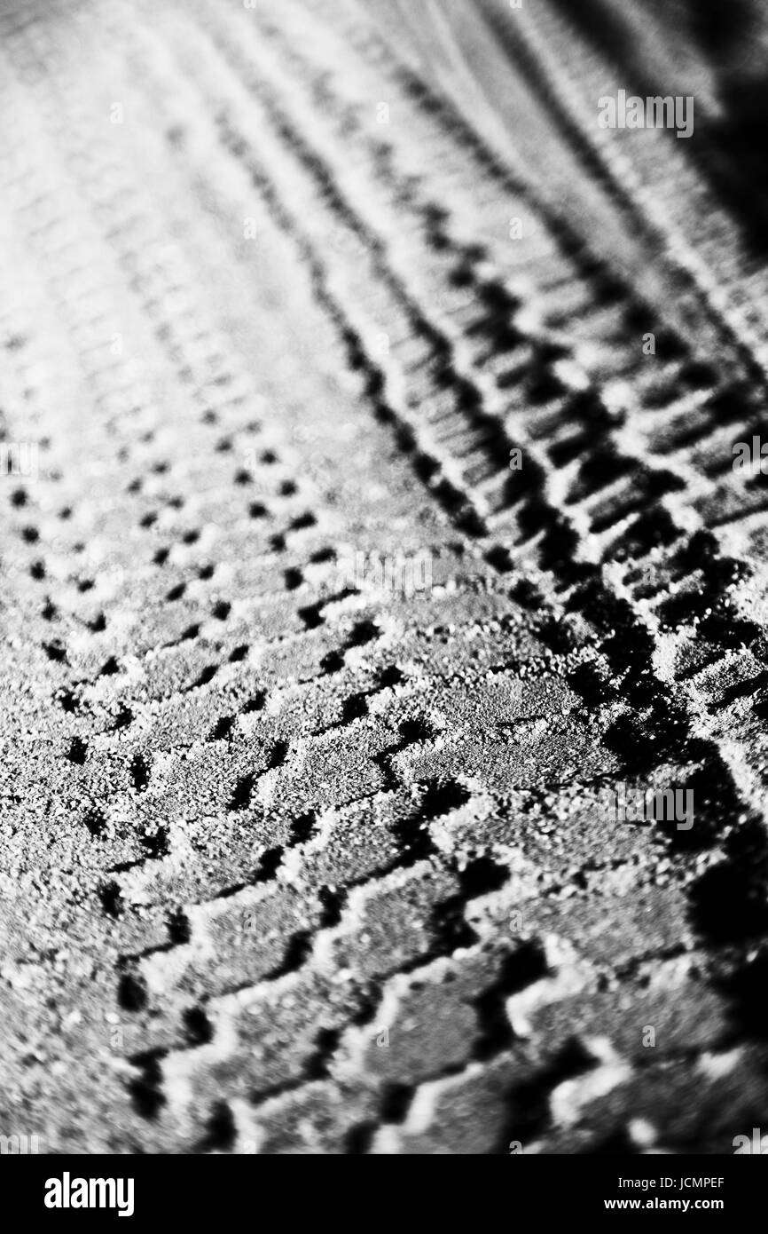 Nel deserto la via di auto e camion in sabbia come sfondo astratto Foto Stock