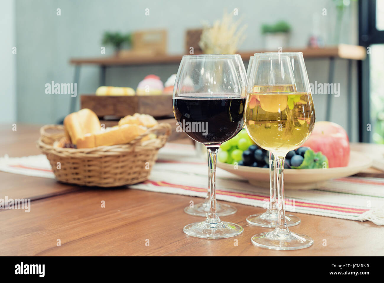 Il vino con il pane nel cestello e di frutta sul tavolo di legno nel ristorante. Foto Stock