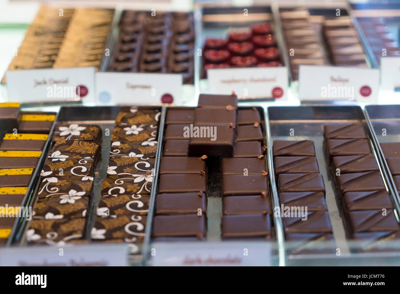 Tartufi di cioccolato, caramelle e dolci store sulla vetrina nella factory store. Il cioccolato di dimensioni di bit per la vendita nel locale del negozio di cioccolato. Foto Stock