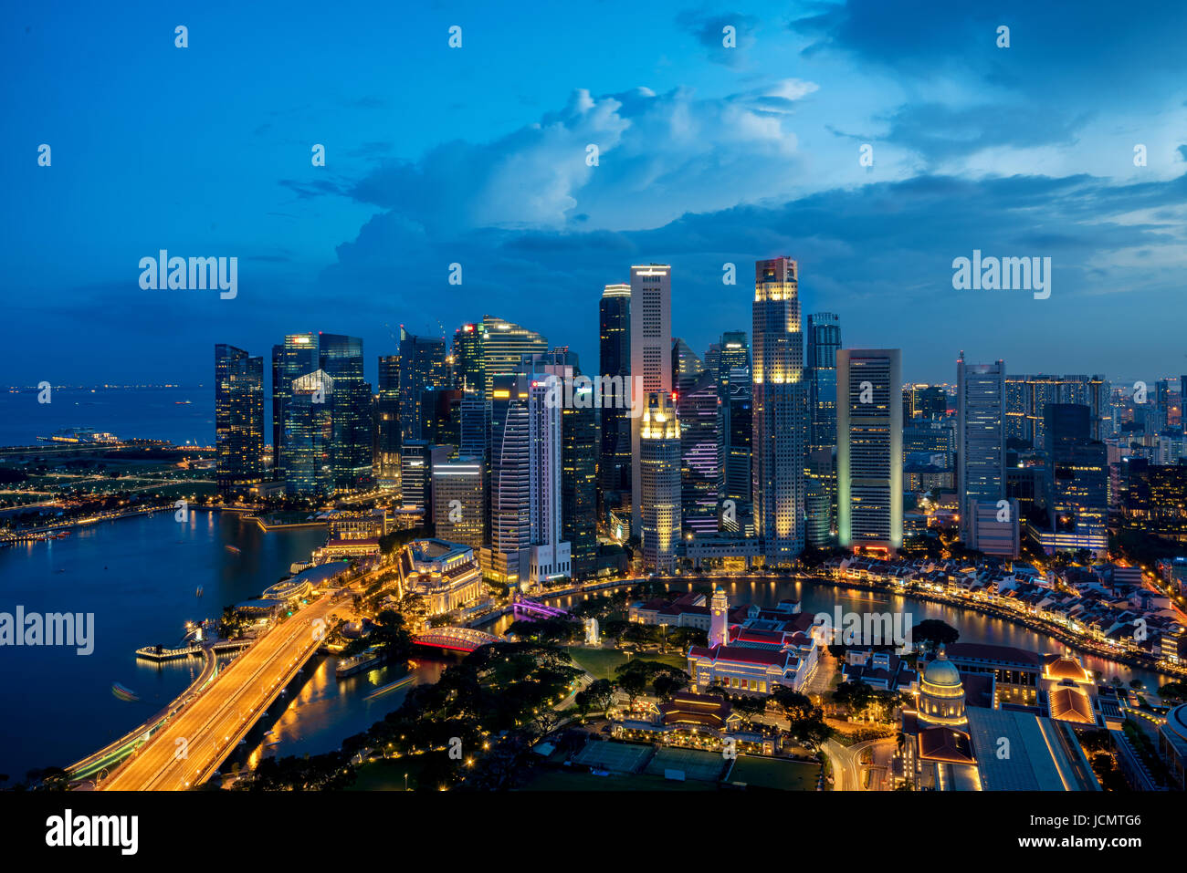 Singapore business district skyline di notte di Marina Bay, Singapore. Foto Stock