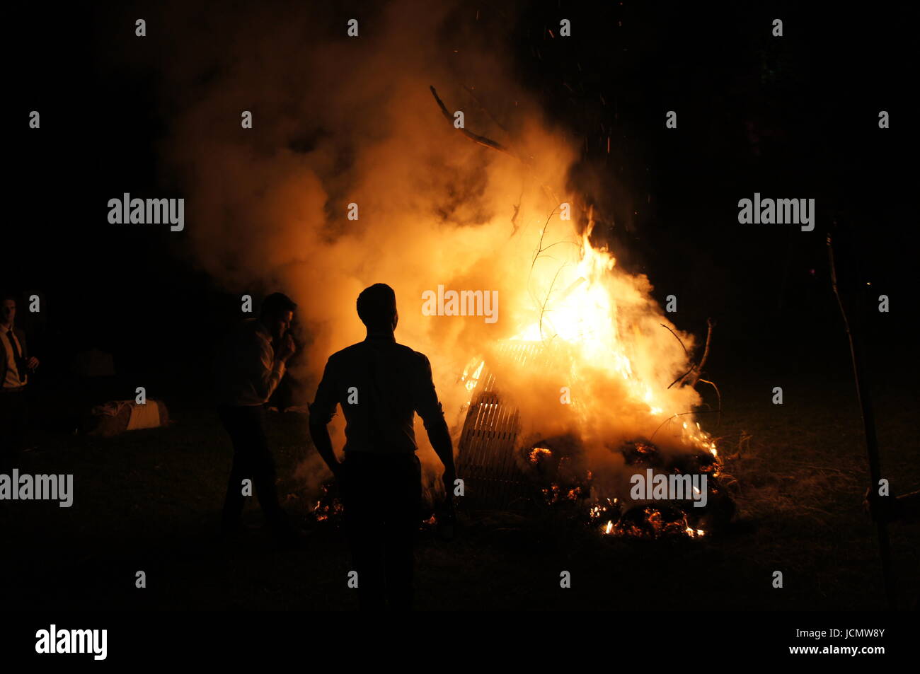 Silhouette di un uomo si presentò davanti a falò Foto Stock