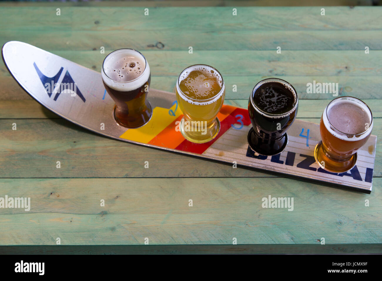 Un volo di degustazione di quattro birre alla spina presso il giardino a freddo azienda di bevande nel distretto di Inglewood di Calgary, Canada. Giardino a freddo è una microbirreria artigianale un Foto Stock