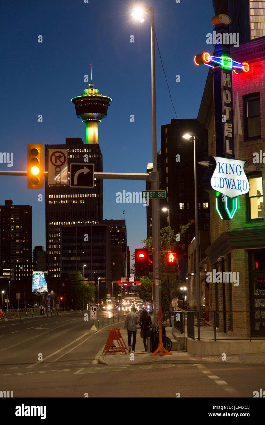 Notte in Calgary, Canada. La Calgary Tower sorge nel quartiere centrale oltre l'Hotel King Edward (Re Eddy Hotel) sulla 4th Street South EAS Foto Stock