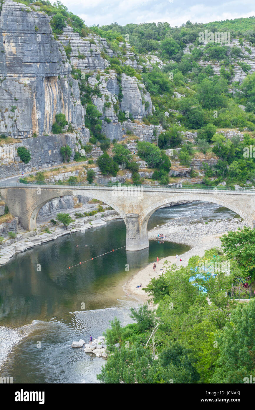 Bridge andando oltre il fiume per la medievale città di pietra. Il sud della Francia. Foto Stock