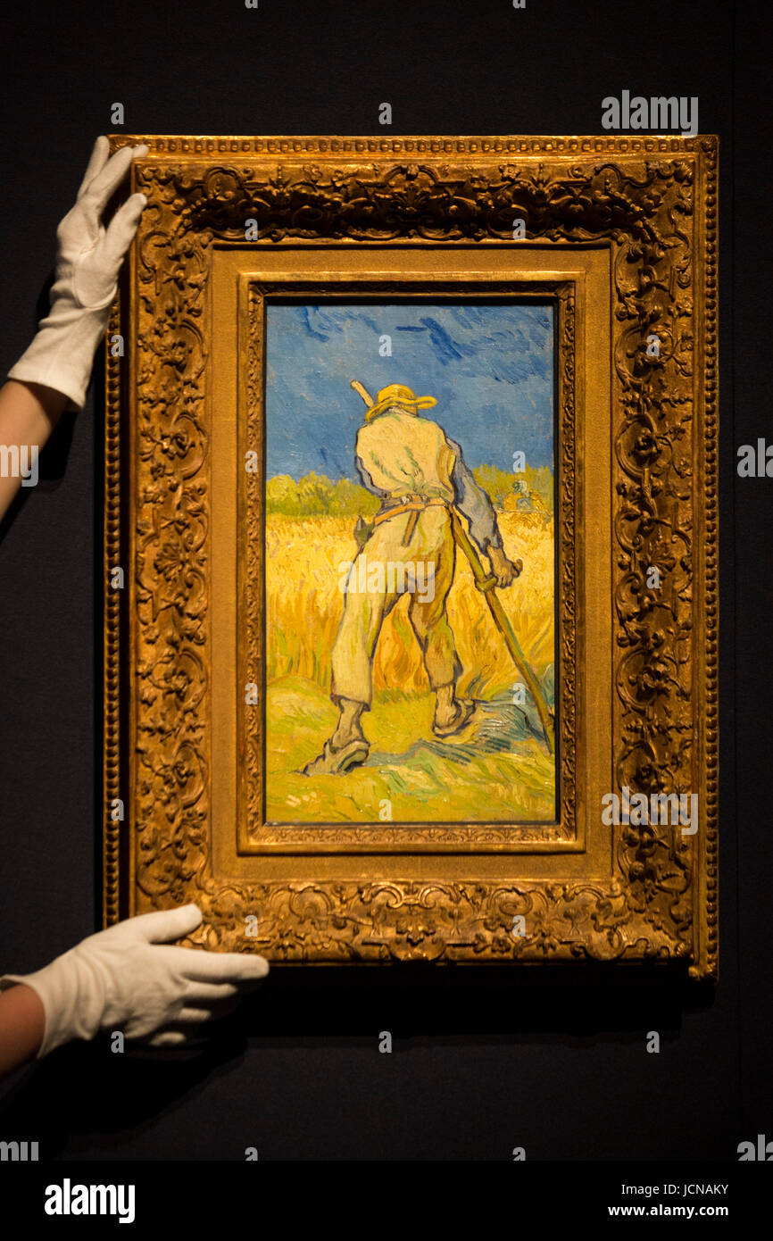 Londra, Regno Unito. Il 16 giugno 2017. Un Christie's dipendente gestisce la pittura Le moissonneur (d'apres Millet), 1889 da Vincent van Gogh, est GBP 12,5-16.5m. Casa d'aste Christie's presenta in anteprima dell'Impressionismo e arte moderna sera vendita il 27 giugno 2017. La cessione è parte del XX secolo da Christie's ed è condotto da un gruppo di dipinti capolavoro di Max Beckmann, Claude Monet, Pablo Picasso, Egon Schiele e Vincent van Gogh. Foto Stock