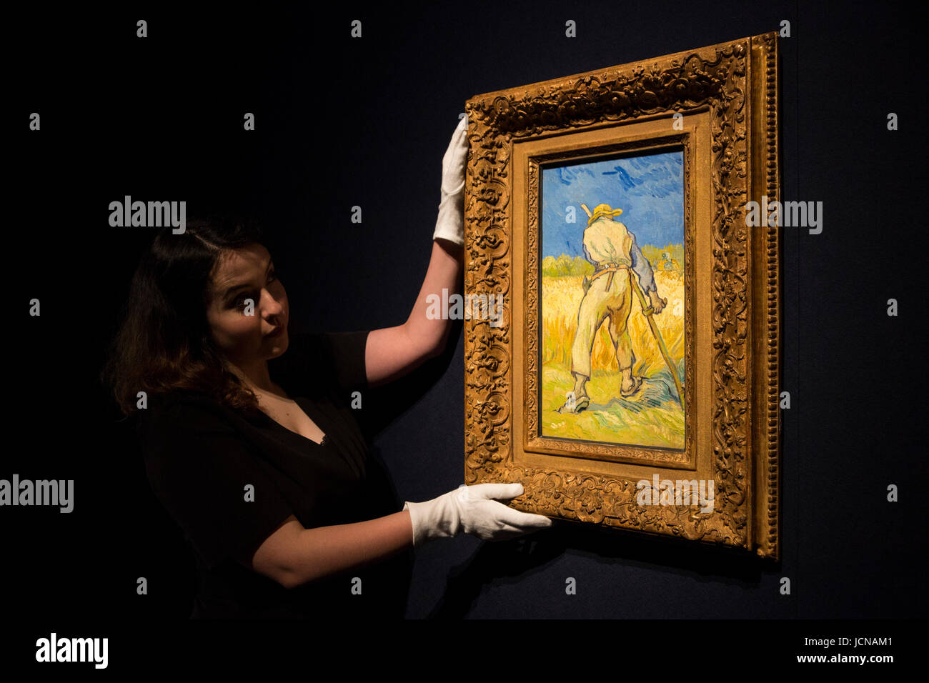 Londra, Regno Unito. Il 16 giugno 2017. Un Christie's dipendente gestisce la pittura Le moissonneur (d'apres Millet), 1889 da Vincent van Gogh, est GBP 12,5-16.5m. Casa d'aste Christie's presenta in anteprima dell'Impressionismo e arte moderna sera vendita il 27 giugno 2017. La cessione è parte del XX secolo da Christie's ed è condotto da un gruppo di dipinti capolavoro di Max Beckmann, Claude Monet, Pablo Picasso, Egon Schiele e Vincent van Gogh. Foto Stock