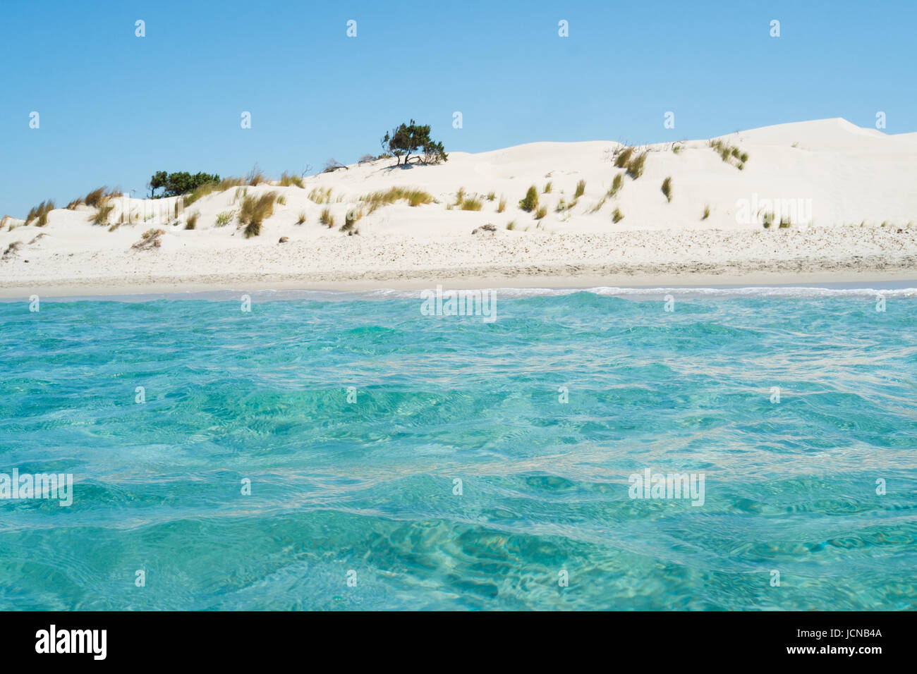 Le dune di sabbia bianca e acque azzurre in Le dune Spiaggia di Teulada, Sardegna Sud, Italia Foto Stock