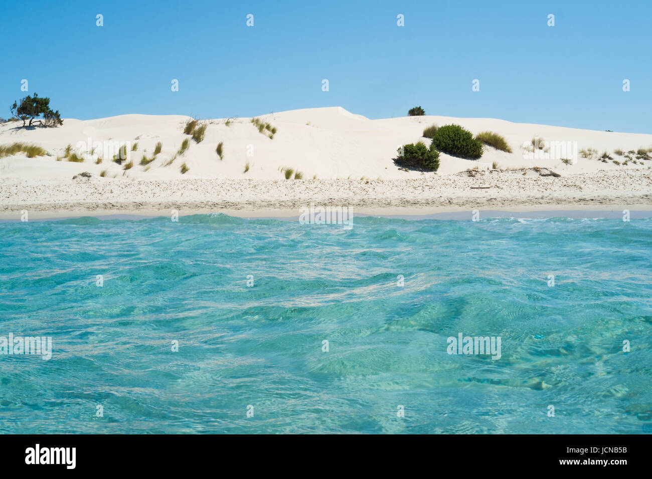 Le dune di sabbia bianca e acque azzurre in Le dune Spiaggia di Teulada, Sardegna Sud, Italia Foto Stock