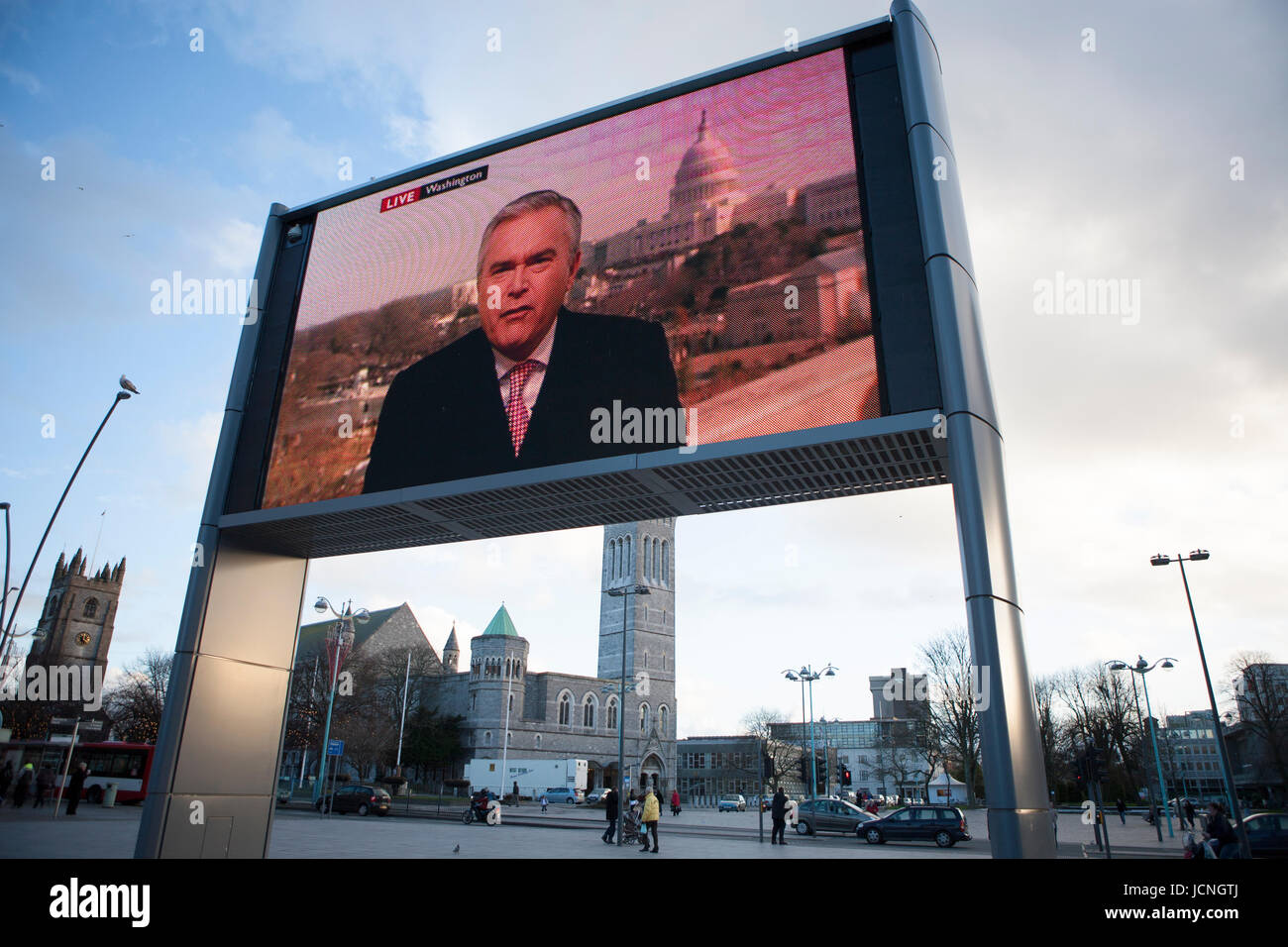 Un grande schermo TV Plymouth city centre BBC News, Devon, Inghilterra, Regno Unito Foto Stock