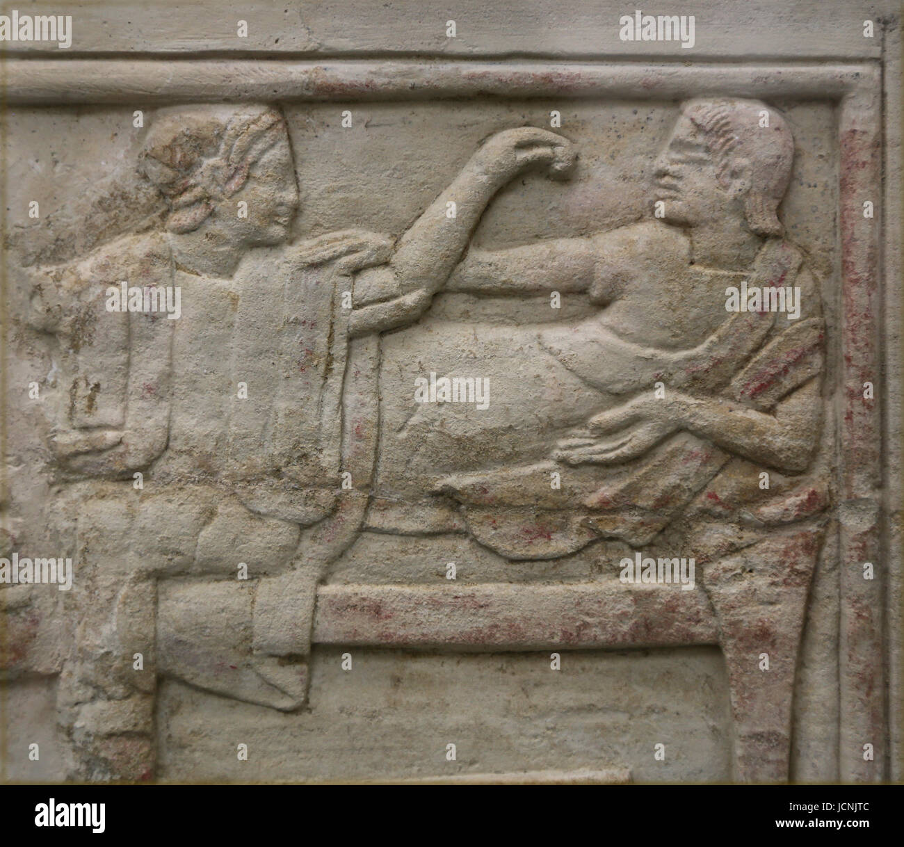 La terracotta urna cineraria. Scena di cinque guerrieri merlata. Etrusca, 150-130 A.C. Chiusi, Italia. British Museum. Londra. Regno Unito Foto Stock