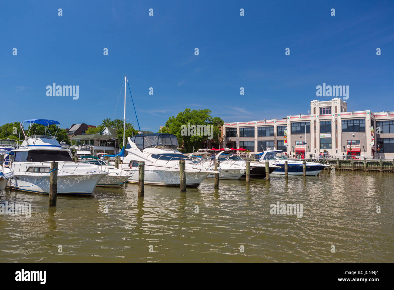 ALEXANDRIA, Virginia, Stati Uniti d'America - Il Siluro Factory Art Center, in Old Town Alexandria, fiume Potomac waterfront, e barche in marina. Foto Stock