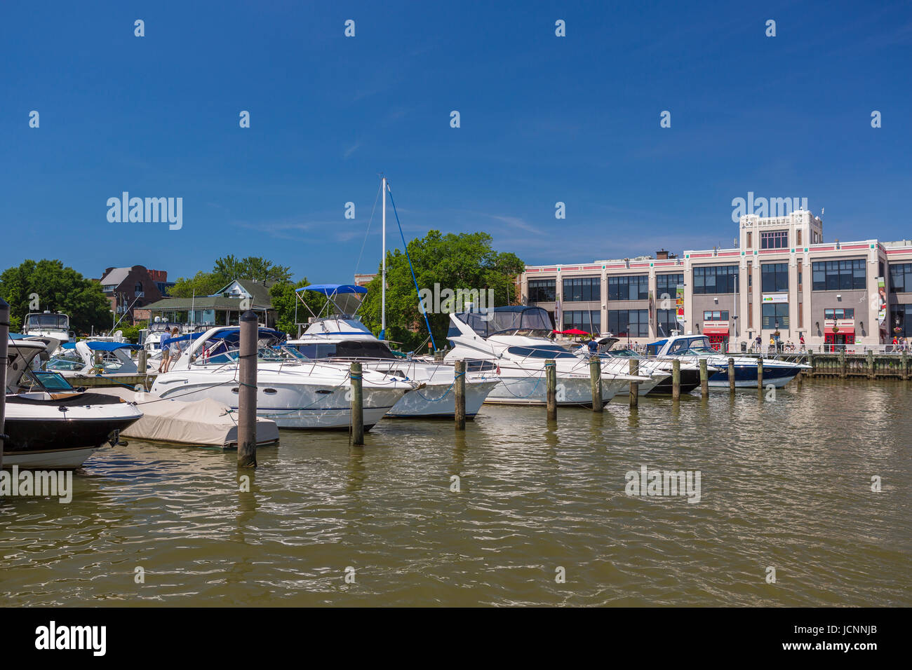 ALEXANDRIA, Virginia, Stati Uniti d'America - Il Siluro Factory Art Center, in Old Town Alexandria, fiume Potomac waterfront, e barche in marina. Foto Stock