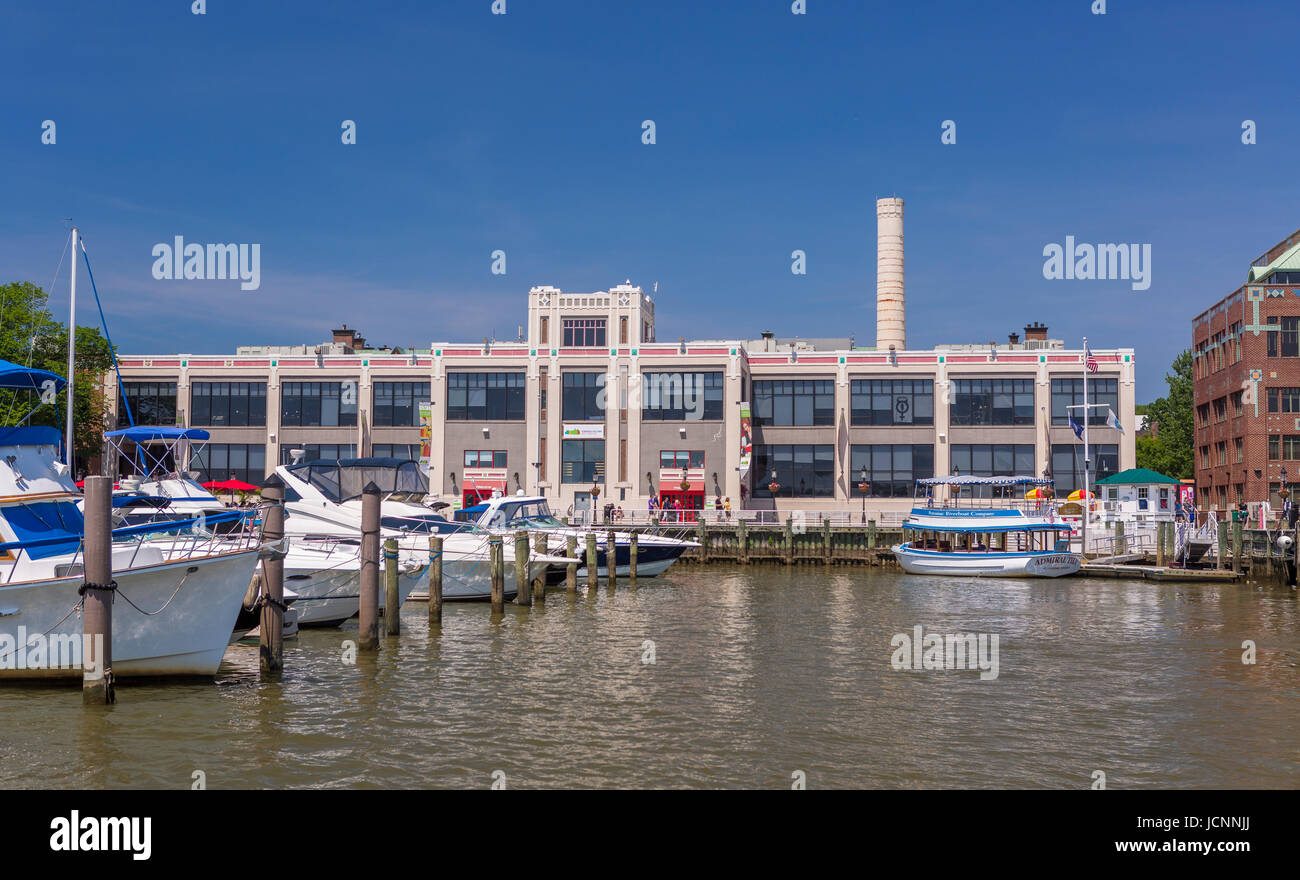 ALEXANDRIA, Virginia, Stati Uniti d'America - Il Siluro Factory Art Center, in Old Town Alexandria, fiume Potomac waterfront, e barche in marina. Foto Stock