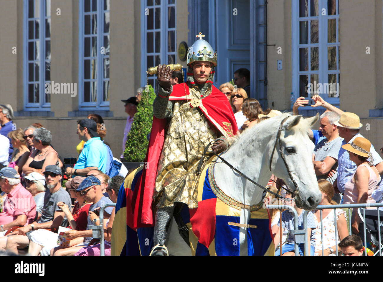 Conte Thierry dell'ALSAZIA (1099-1168) contenente la reliquia del Sacro Sangue durante la processione del Santo sangue in Bruges, Belgio Foto Stock