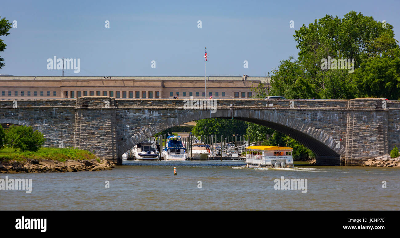 ARLINGTON, VIRGINIA, STATI UNITI D'AMERICA - Houseboat entra nel marina vicino al Pentagono, fiume Potomac. Foto Stock