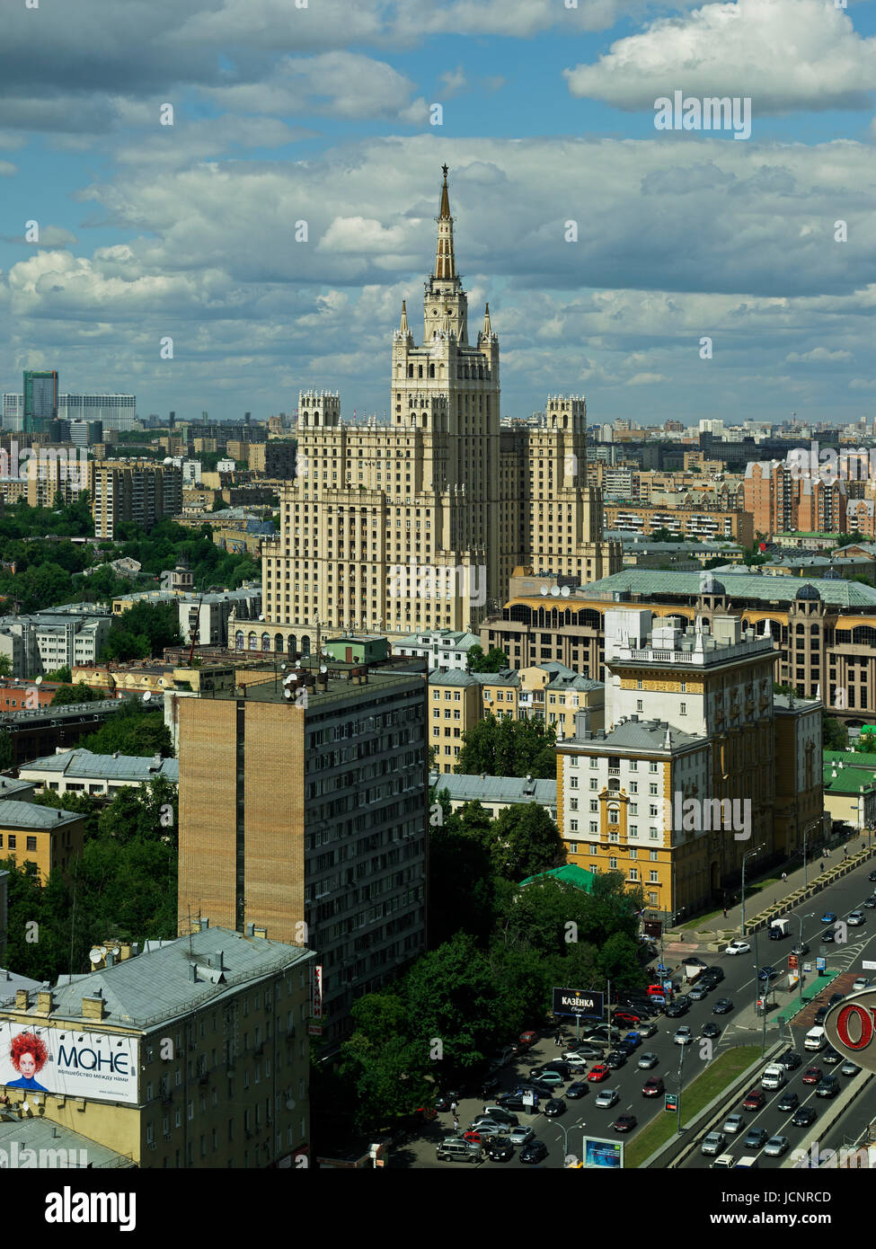 Vista da Lotte-Plaza su Stalin edificio, house presso la Porta Rossa presso la stazione della metropolitana Krasnye Vorota, edificio di fronte sulla destra con top bianco - Ame Foto Stock