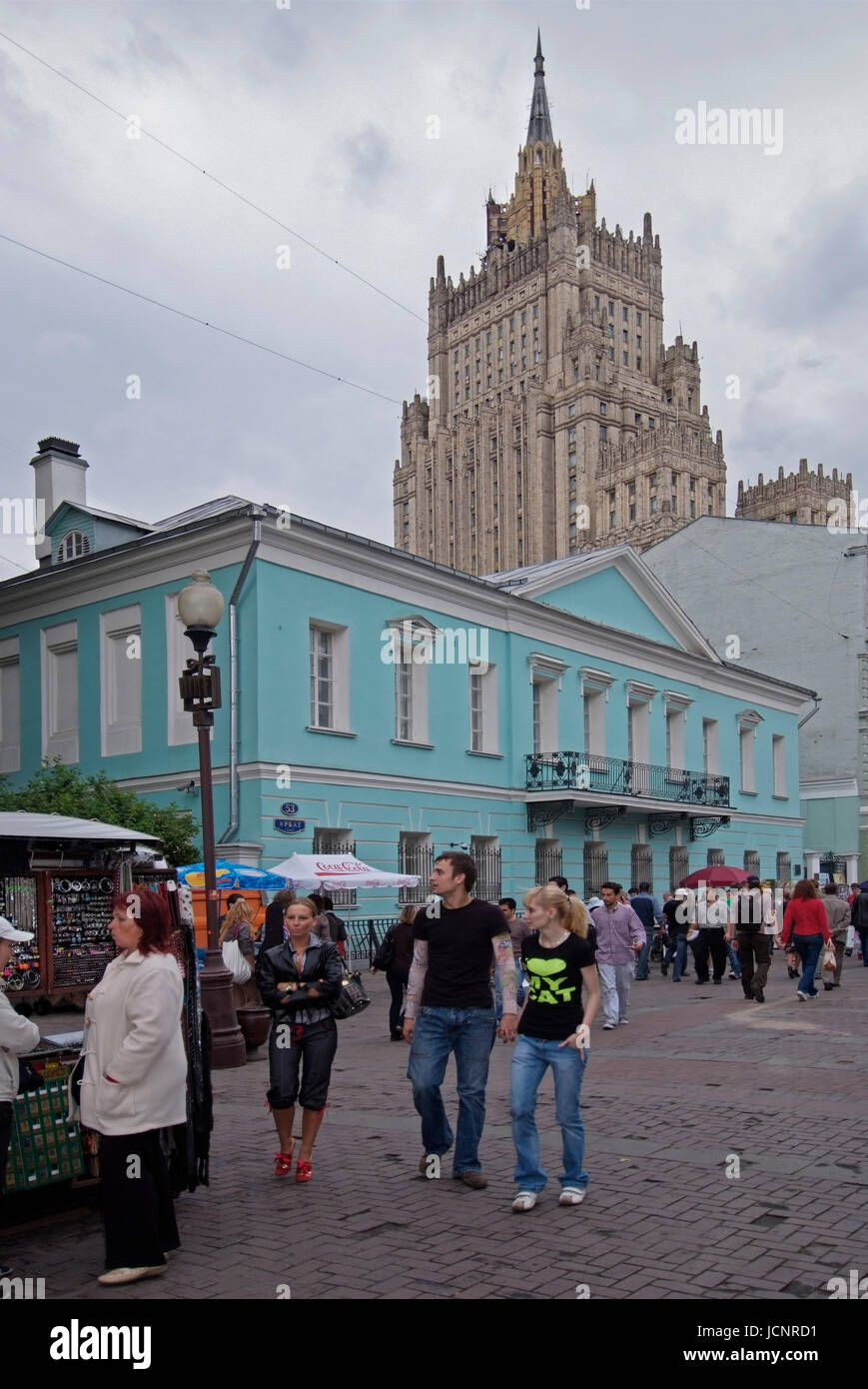 Arbat street, strada pedonale con souvenir come il russo matriosche o insegne militari dell'esercito russo, artista di strada, musicisti, cantanti, Foto Stock