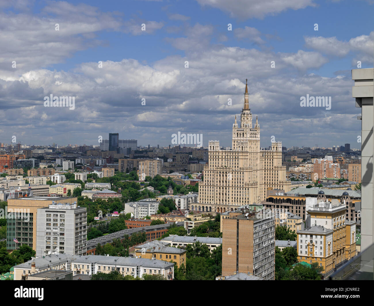 Vista da lotte Plaza per l'edificio di Stalin, Cancelli Rossi edificio, in basso a destra ambasciata americana a Mosca, Russia, Europa Foto Stock