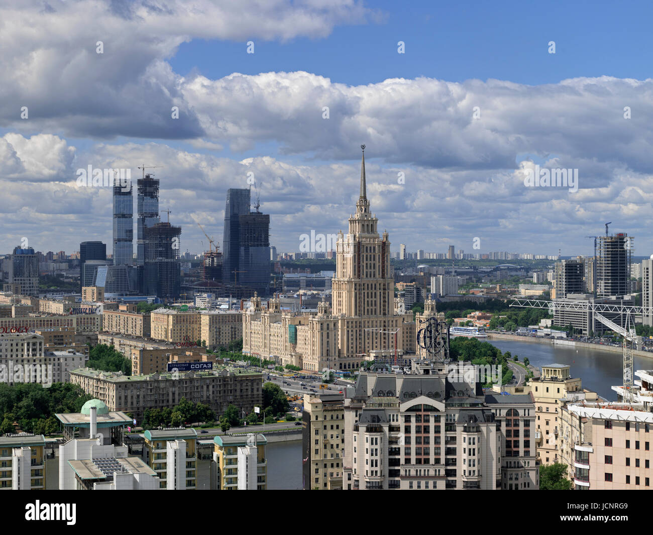 Vista da Lotte-Plaza su Mosca con fiume Moskva e Hotel Ukraina, nel retro Moskva-City, Mosca, Russia, Europa Foto Stock