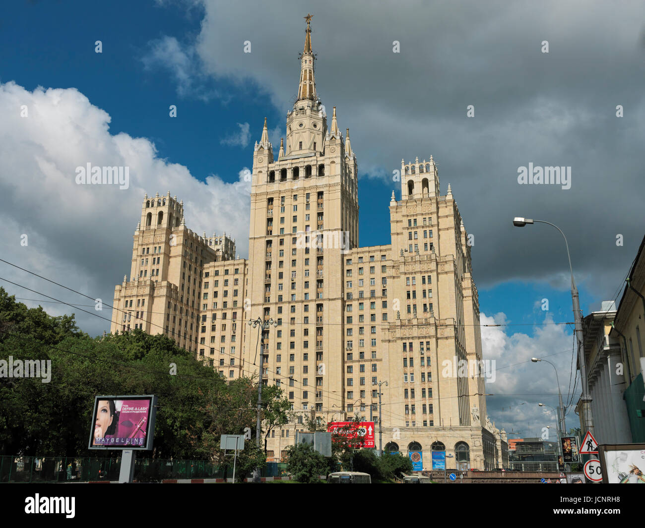 L'edificio di Stalin - Cancelli Rossi Edificio, uno dei Sette sorelle edifici, Mosca, Russia, Europa Foto Stock