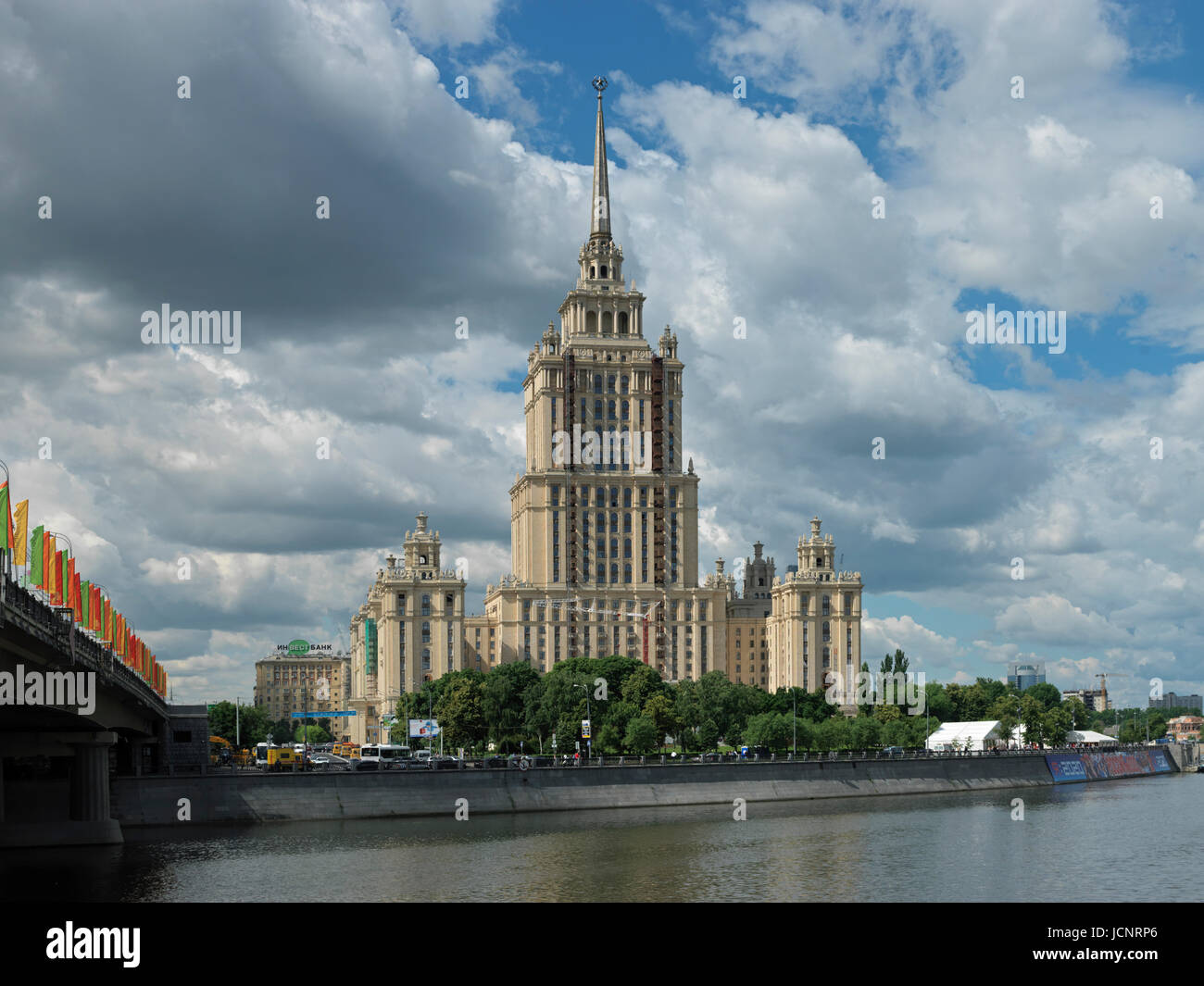 L'edificio di Stalin - Hotel Ukraina, uno dei Sette sorelle edifici, fiume Moskva, Mosca, Russia, Europa Foto Stock