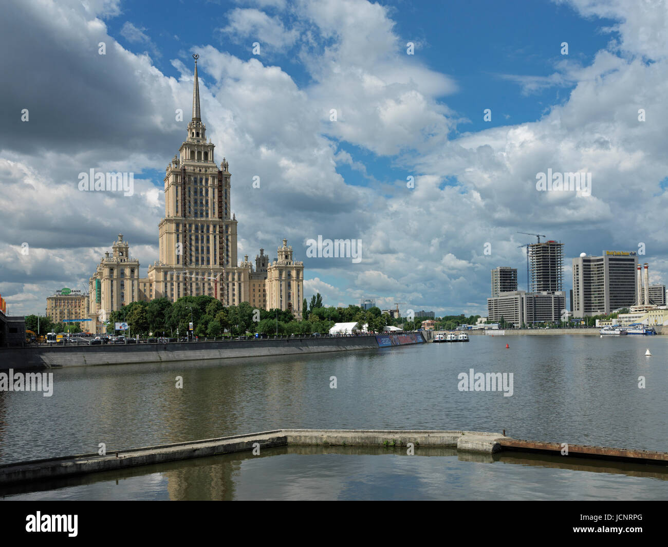 L'edificio di Stalin - Hotel Ukraina, uno dei Sette sorelle edifici, fiume Moskva, Mosca, Russia, Europa Foto Stock