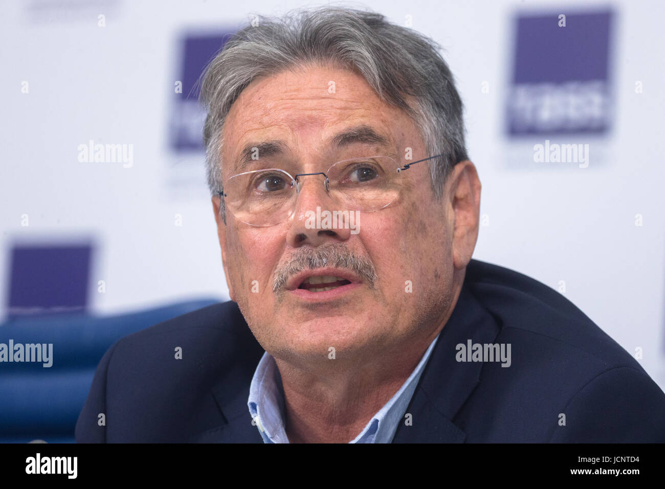 Mosca, Russia. Il 15 giugno, 2017. Il regista e sceneggiatore Pavel Chukhray guarda su nel corso di una conferenza stampa davanti al russo premiere del suo film "Freddo Tango". Credito: Victor Vytolskiy/Alamy Live News Foto Stock