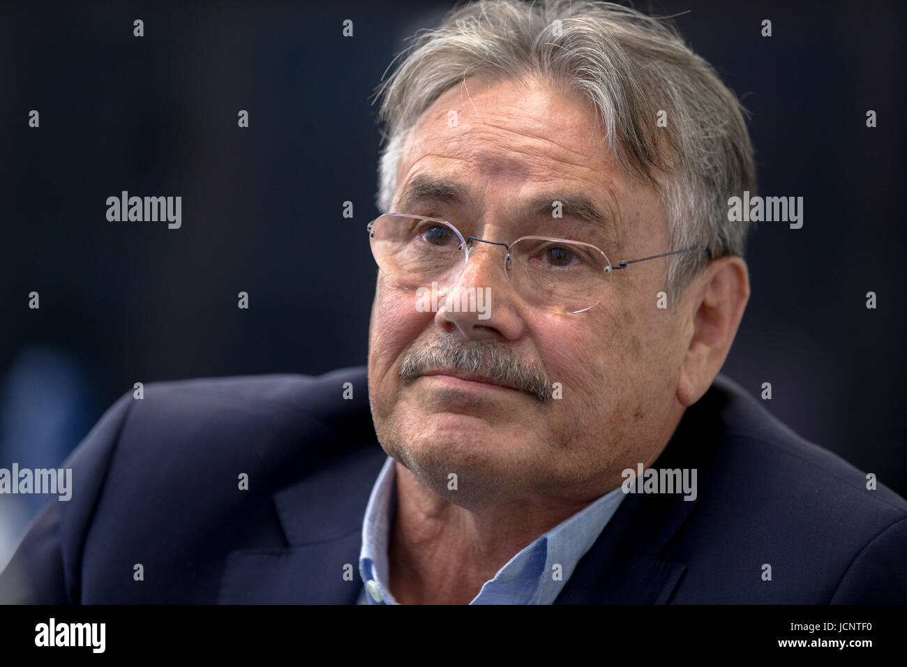 Mosca, Russia. Il 15 giugno, 2017. Il regista e sceneggiatore Pavel Chukhray guarda su nel corso di una conferenza stampa davanti al russo premiere del suo film "Freddo Tango". Credito: Victor Vytolskiy/Alamy Live News Foto Stock