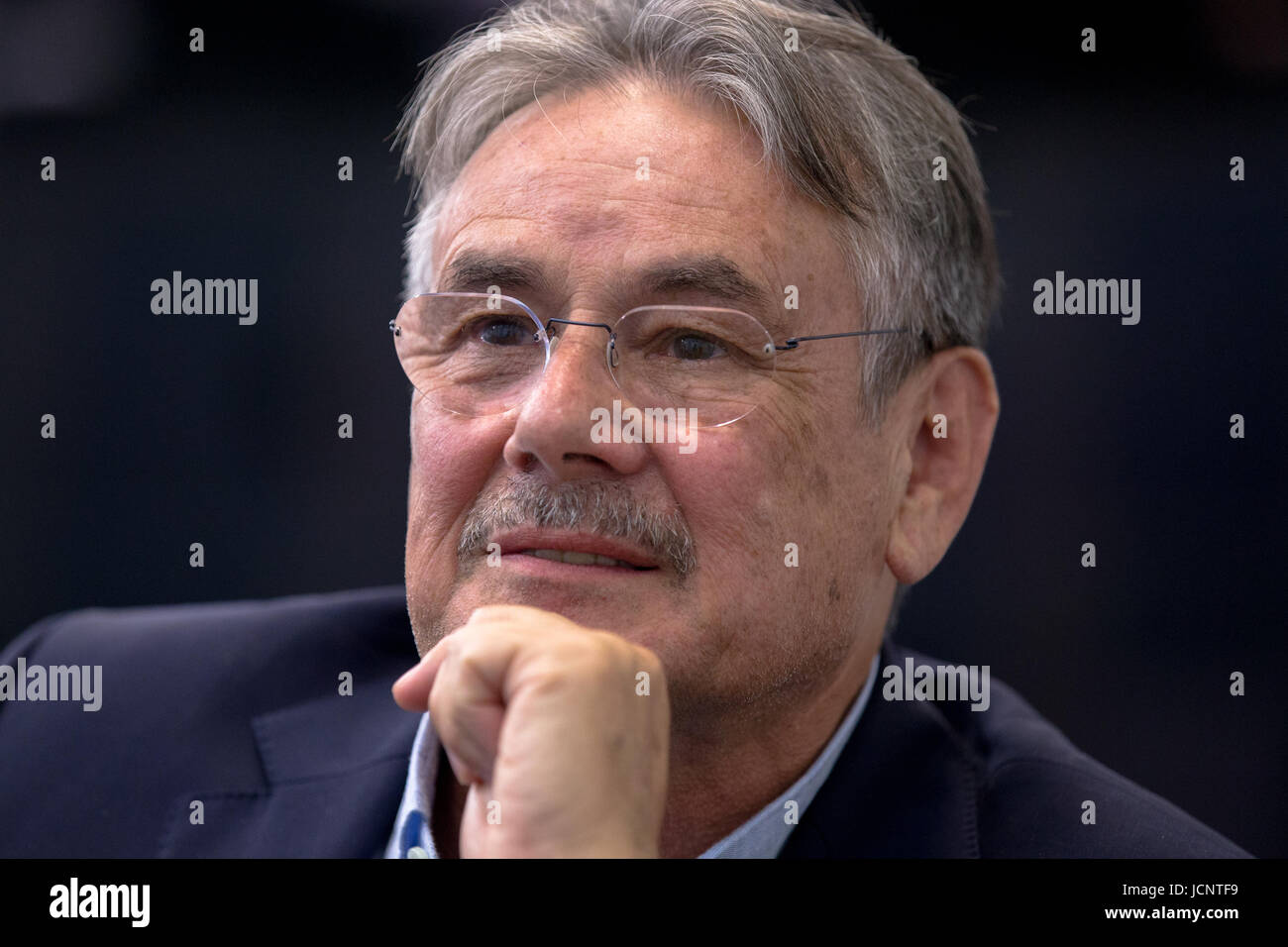 Mosca, Russia. Il 15 giugno, 2017. Il regista e sceneggiatore Pavel Chukhray guarda su nel corso di una conferenza stampa davanti al russo premiere del suo film "Freddo Tango". Credito: Victor Vytolskiy/Alamy Live News Foto Stock