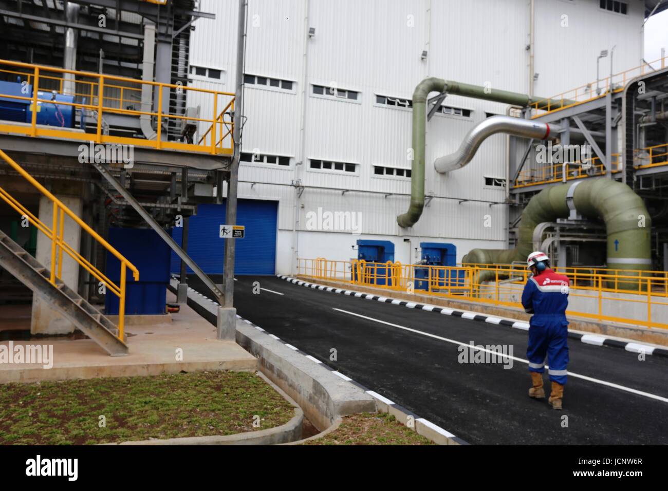 Giugno 16, 2017 - Lampung, lampung, Indonesia - marzo 2017 e impianto di energia geotermica (PLTP) Ulubelu possedute da PT Pertamina energia geotermica (PGE), una controllata di PT Pertamina (Persero) unità 4 con capacità di 1 x55 megawatt (MW) ha iniziato il funzionamento.Con l'aggiunta di capacità, la capacità di produzione elettrica distribuiti per soddisfare le esigenze a gestione internazionale in Lampung è aumentata al 25 percento.Il contributo totale della PGE, sia in forma di vapore ed elettricità raggiunge ora 4 x 55 MW.Per data, PGE ha praticato come molti come 50 pozzetti, 23 di loro per PLTP 3 e 4 e il resto per Ulubelu 1 e 2 con 16 milioni di lavorare Foto Stock