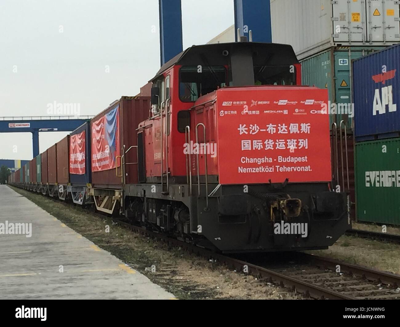 Budapest, Ungheria. 16 Giugno, 2017. Un nuovo treno merci arriva a Budapest intermodale centro logistico a Budapest, in Ungheria, il 16 giugno 2017. Questo treno merci partì dal sud della città cinese di Changsha su maggio 27, portante 41 contenitori di prodotti elettronici, scarpe e abbigliamento, cavo in fibra ottica, hardware e di parti di macchine realizzate in Cina. Credito: Yang Yongqian/Xinhua/Alamy Live News Foto Stock