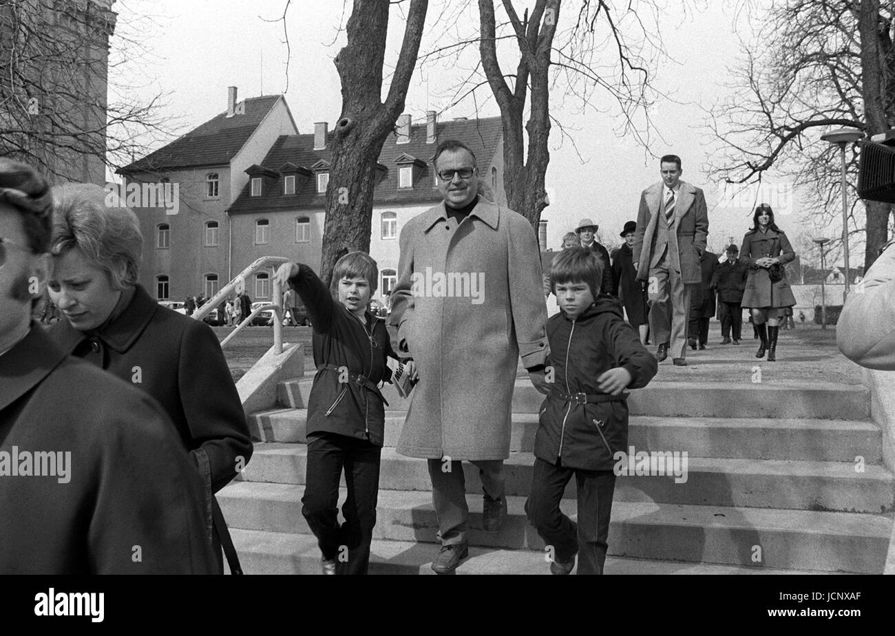 Il ministro presidente della Renania Palatinato e presidente della CDU di Helmut Kohl (c) è il suo modo per gettare il suo voto per le elezioni locali insieme a sua moglie Hannelore (non in foto) e i suoi figli Walter e Pietro Chiesa dopo il 17 marzo 1974. | Utilizzo di tutto il mondo Foto Stock
