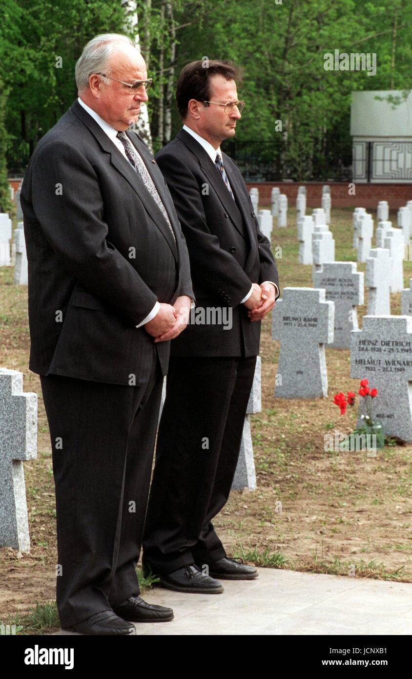 (Dpa file) - Helmut Kohl (L), il cancelliere tedesco dal 1982 al 1998, e il suo Ministro degli Esteri Klaus Kinkel commemorare le vittime della Seconda Guerra Mondiale dopo deponendo una corona al Lubino Memorial a Mosca, 9 maggio 1995, il cinquantesimo anniversario della fine della guerra. Presso il cimitero dei corpi di 516 tedesco i prigionieri di guerra sono sepolti come bene. Come altri leader occidentali Kohl non ha aderito alla parata militare in mattinata a causa della guerra russa in Cecenia. | Utilizzo di tutto il mondo Foto Stock