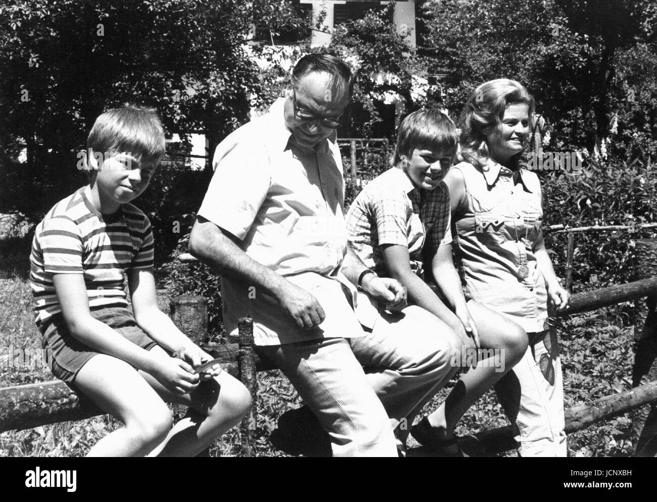 Photocall durante la famiglia Kohl tradizionale di vacanze estive in Sankt Gilgen a Wolfgansee in Austria il 21 luglio 1975, poco prima che la recinzione è rotto, mentre Helmut Kohl (c), la moglie Hannelore (r) e i loro figli Pietro (l) e Walter poste su di esso. | Utilizzo di tutto il mondo Foto Stock