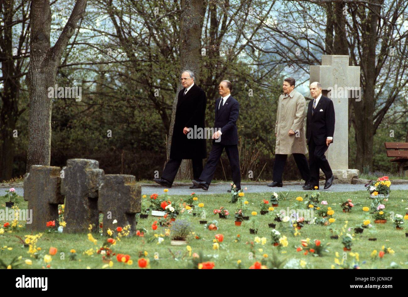 (Dpa file) - Il cancelliere tedesco Helmut Kohl (L), accompagnata da ex air force ispettore della Bundeswehr, Johannes Steinhoff (2 L), e il presidente statunitense Ronald Reagan (M), accompagnato dal generale americano Matthew Ridgeway, visitare il cimitero di guerra in Germania, 5 maggio 1985. L'ultimo giorno della sua controversa visita cinque giorni, il presidente USA ha deposto una corona di fiori al Memoriale per i soldati morti durante la seconda guerra mondiale. | Utilizzo di tutto il mondo Foto Stock