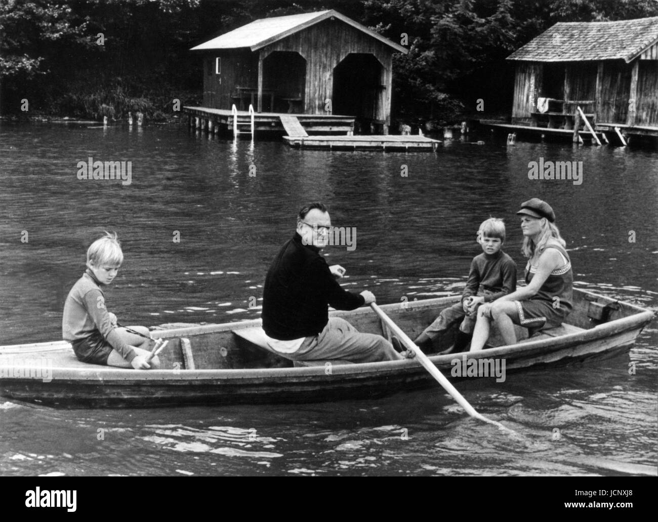 Hannelore e Helmut Kohl e i loro figli Pietro (l) e Walter (r) fare una gita in barca sul Wolfgangsee durante le loro vacanze estive in Sankt Gilgen in agosto 1972. Foto Stock