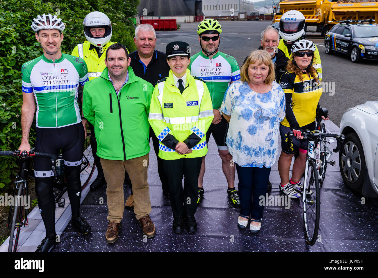 Belfast, Irlanda del Nord. 16/06/2017 - PSNI e ciclismo Ulster lancio campagna di sicurezza stradale, raccontando gli automobilisti come sorpassare i ciclisti in condizioni di sicurezza Foto Stock